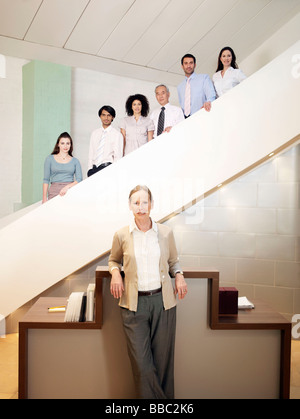 Portrait d'employés de bureau dans les escaliers Banque D'Images