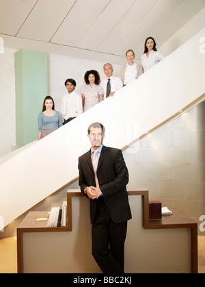 Portrait d'employés de bureau dans les escaliers Banque D'Images