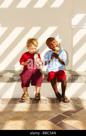 Les jeunes garçons eating ice cream Banque D'Images