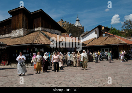 Des musulmanes bosniaques marchent dans le district de Bascarsija, le secteur du marché de la vieille ville de Sarajevo, en Bosnie-Herzégovine Banque D'Images