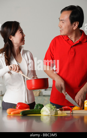 Couple dans la cuisine, préparer un repas ensemble Banque D'Images