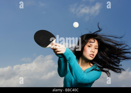 Jeune femme chinoise holding ping pong bat Banque D'Images