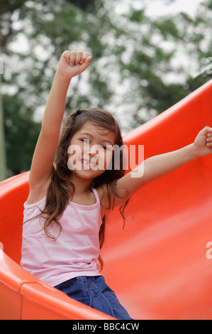 Girl descendant aire de glisse, arms outstretched Banque D'Images