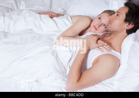 Couple in bed, embrassé Banque D'Images