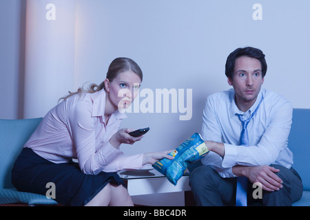 Couple dans chambre d'hôtel, regarder la télévision Banque D'Images