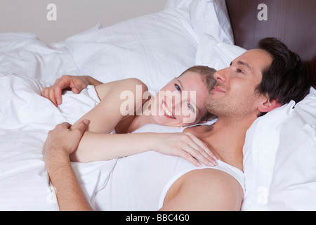 Couple in bed, rire Banque D'Images