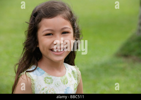 Girl avec gap-sourire denté, looking at camera Banque D'Images