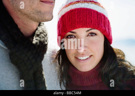 Woman in winter hat smiling à côté de l'homme Banque D'Images