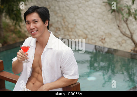 Homme avec un cocktail à la main, portrait Banque D'Images