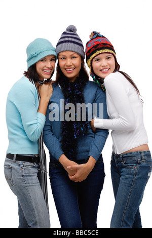 Trois jeunes femmes portant des foulards et des chapeaux, d'hiver Banque D'Images