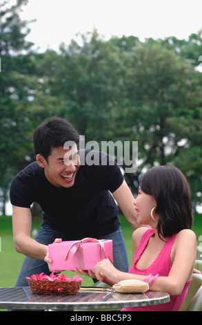 Man giving woman un cadeau Banque D'Images