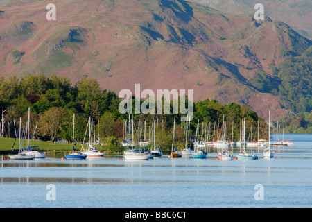 Yachts amarrés près de Ullswater yacht club sur Ullswater sur le Lake District, England, UK Banque D'Images