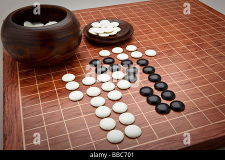 Compteurs et conseil pour le jeu de Go chinois, parfois appelée Chinese checkers. Banque D'Images