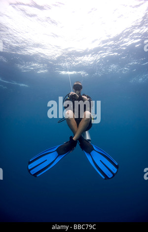 Jeune homme diver en mer au large de Zanzibar Banque D'Images