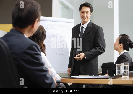Les cadres supérieurs ayant une réunion d'affaires, man giving presentation Banque D'Images