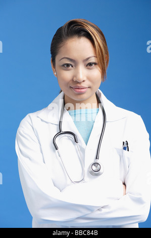 Female doctor standing with arms crossed Banque D'Images