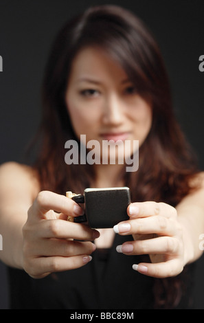 Woman holding teacup, selective focus Banque D'Images