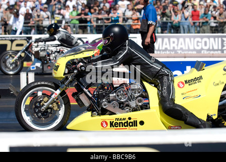 Peter Svensson sur la billette Evo, Kendall, l'équipe de course 1626cc vélo lors de l'événement principal, FIA European Drag Racing à Santa Pod Banque D'Images