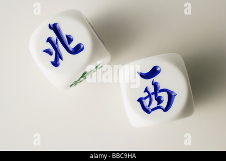 Still Life of Chinese dés avec les mots "Nord" et "Ouest" Banque D'Images