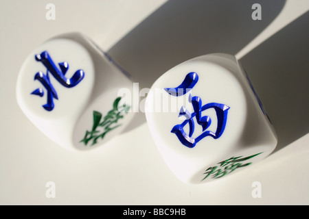 Deux Chinois dés avec les mots "Nord" et "Ouest" Banque D'Images