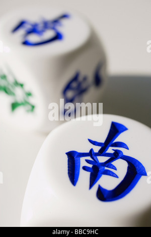 Deux Chinois dés avec les mots "sud" Banque D'Images
