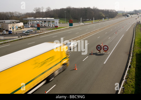 Le trafic sur l'A28 avec les limitations de vitesse près du Mans Pays de la Loire France Banque D'Images