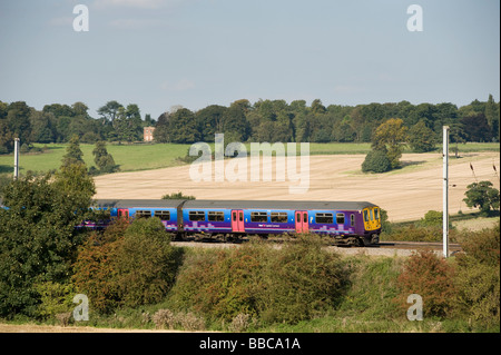 En train de voyageurs First Capital Connect excès de couleurs à travers la belle campagne anglaise sur un jour d'été Banque D'Images