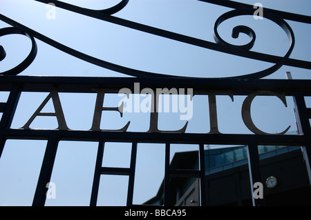 Porte d'entrée pour le All England Lawn Tennis Club avec Centre Court dans l'arrière-plan Banque D'Images