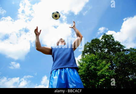 Attraper l'homme ballon de soccer Banque D'Images