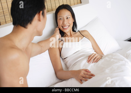 Couple in bed, man womans face Banque D'Images