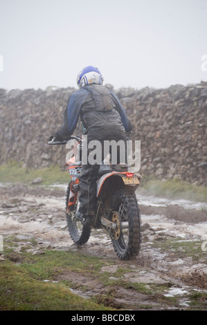 Vue arrière de moto, étant monté off road à travers des paysages dans le Derbyshire peak district Banque D'Images