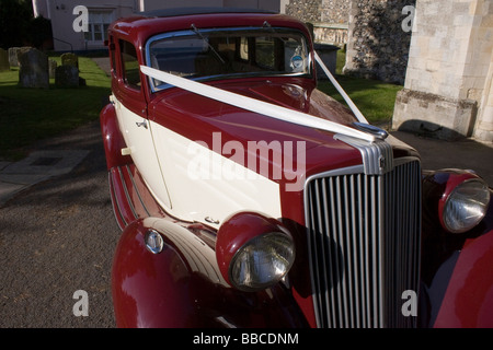 American Classic avant-guerre rouge et crème automobile Hupmobile attendent les mariés Banque D'Images