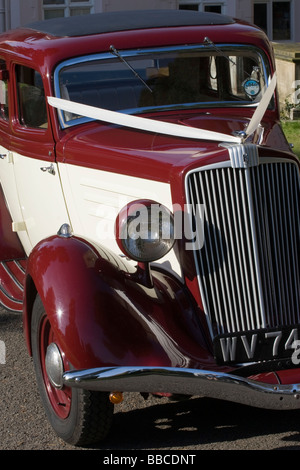 American Classic avant-guerre rouge et crème automobile Hupmobile attendent les mariés Banque D'Images