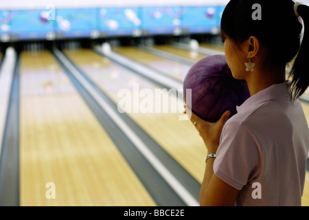 Femme prépare à bol, sur l'épaule Banque D'Images