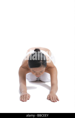Femme agenouillée sur le plancher Banque D'Images