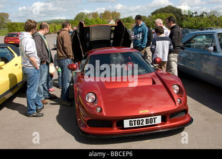 Les amateurs de Noble commander le moteur sur un Noble M12 à la réunion du Club Petit Déjeuner de Goodwood. 3e mai 2009. Goodwood. Banque D'Images