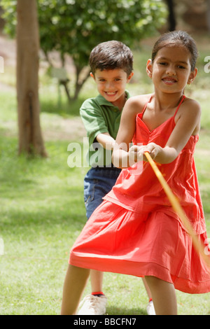 Les enfants jouant tug-o-war Banque D'Images