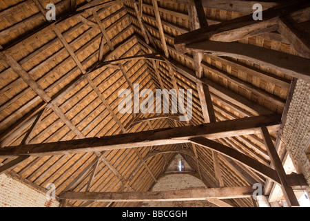 UK Angleterre Norfolk Waxham grange en pierre médiévale historique bois intérieur de toit Banque D'Images