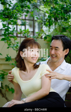 Couple ensemble, regarder, smiling Banque D'Images