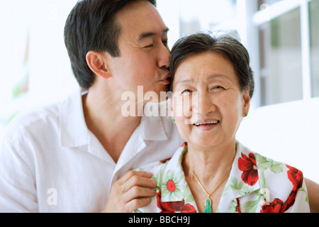 Mère et fils adultes ensemble, donnant un baiser mère fils Banque D'Images