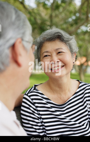 En face de l'autre couple smiling, portrait chemise rayée Banque D'Images