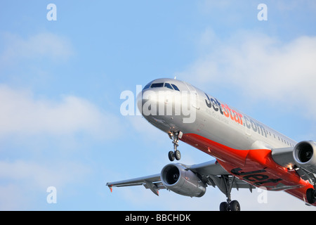 Jet commercial passagers Airbus 320 Entrée en terre Banque D'Images