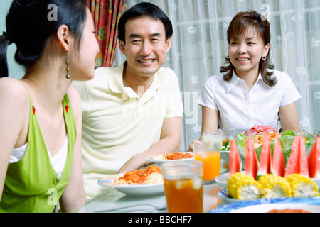 Famille avec fille adolescente à table à manger Banque D'Images