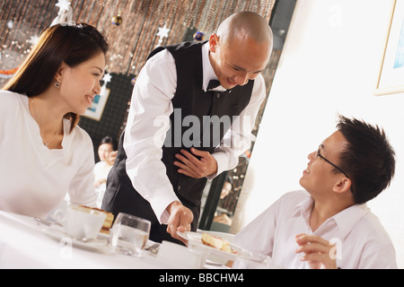 Restaurant servant des clients au serveur Banque D'Images