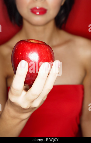 Femme en tube rouge tope holding Red Apple Banque D'Images