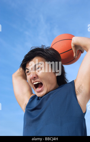 Man holding basket-ball, de crier Banque D'Images
