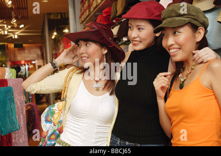 Les femmes shopping, essayer des chapeaux, à l'écart Banque D'Images