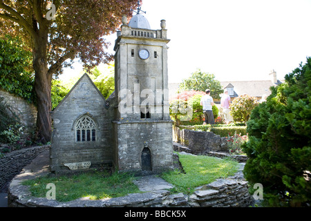 Gloucestershire cotswold, bourton on the water Le village modèle, l'église de St Lawrence Banque D'Images