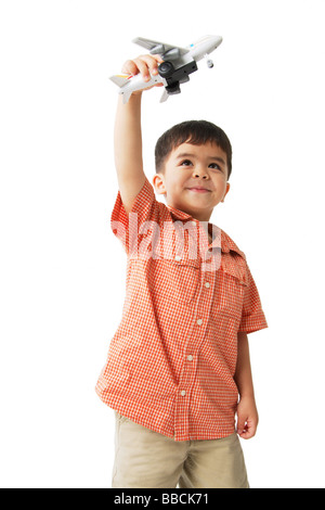 Boy holding toy airplane, jouer Banque D'Images