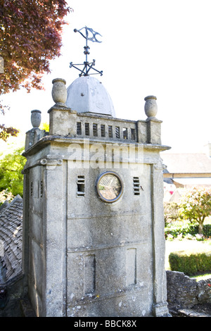 Gloucestershire cotswold, bourton on the water Le village modèle, l'église de St Lawrence Banque D'Images